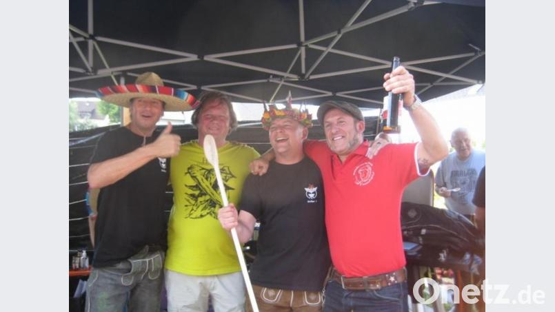 Krone und Zepter erhielten die Sieger, (von links) Ralph Adler, Thomas Gruber, Willy Schwießelmann. Rechts &quot;Burnin Benze&quot;, der als Unterstützer und Moderator tätig war. Bild: obe
