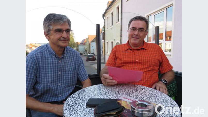 Thomas Zernak und Michael Schneider (von links) sind zwei Männer, die beruflich stark gefordert werden. Mit Waldbaden können sie Stress abbauen. Ihre Erfahrungen wollen sie mit anderen teilen. Bild: ubb