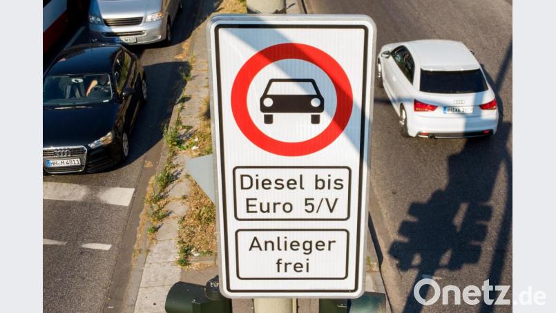 Ein erster von vielen kleinen Schritten: Fahrverbotsschild für Diesel-Fahrzeuge bis Euro5 in Hamburg. Bild: Daniel Bockwoldt