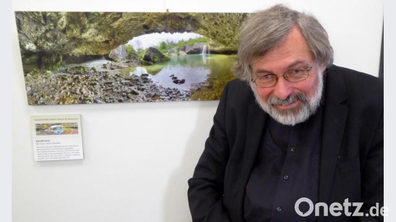 Peter Hofmann vor seinem prämierten Lieblingsfoto, der kroatischen Höhle „Zarečki krov“ mit Wasserfall. Bild: Schönberger, Ferdinand [fsb]