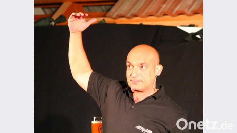 Als ob er es selbst schon geahnt hätte: Das neue Programm von Django Asül hat noch viel Luft nach oben Bild: stg