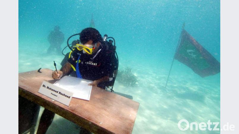 Hilfeschrei: Mohamed Nasheed, Staatsoberhaupt der Malediven, im Jahr 2009 bei der weltweit ersten Unterwasser-Kabinettssitzung einer Regierung. Bild: epa