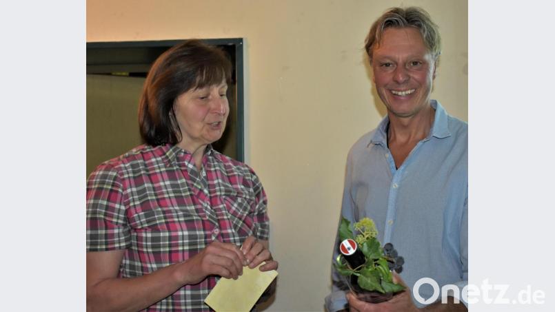 Hans-Joachim Schinner referiert beim Katholischen Frauenbund über Rosen. Mit einem Präsent bedankt sich Theresia Hacker bei dem Experten. Bild: rgr