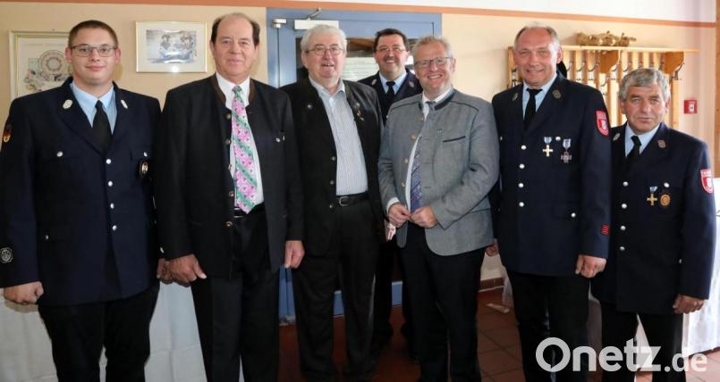 Es gab viele solcher Bilder, als nacheinander über 100 Gäste zum 80. Geburtstag eintrafen und gratulierten. Auf diesem Foto sind Vertreter des Bauernverbandes und der Feuerwehr zu sehen. In der Mitte Jubilar Georg Hottner, rechts neben ihm Schwandorfs Oberbürgermeister Andreas Feller. Bild: Gerhard Götz