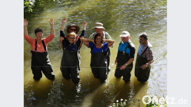 In den Wathosen durch den Fluss (vorne von links): Ilona Seidel, Jessika Dörfler, Conny Hübner, Bernd Gottschalk und Hartwig Dorsch. Dahinter sind Johannes Wolf und Manfred Nagel zu sehen. Bild: Oberpfälzer Waldverein/exb