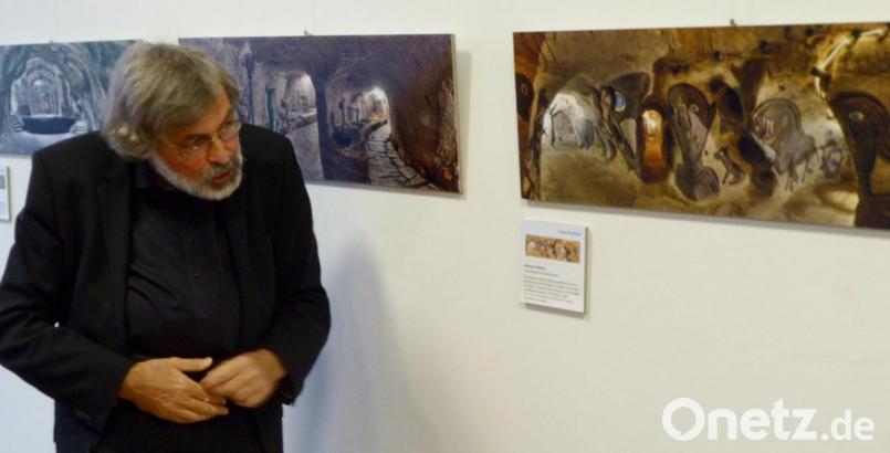 Peter Hofmann vor einigen seiner Werke. Bild: Schönberger, Ferdinand [fsb]