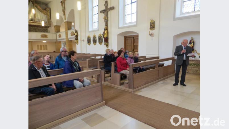 Kirchenpfleger Eduard Neydert erläuterte den Interessierten die Geschichte der Pfarrkirche. Bild: M. Fritsche