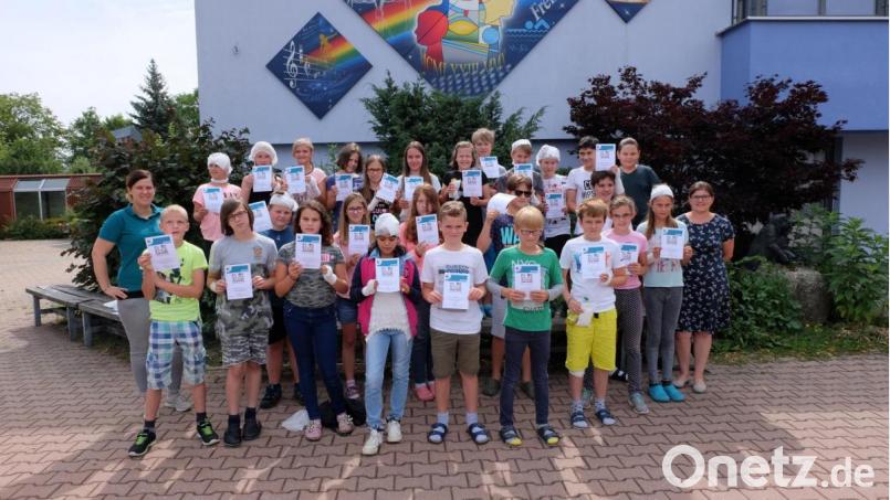 Die Teilnehmer vom „Juniorhelfer-Kurs“ an der Otto-Wels-Mittelschule Mitterteich mit Natalie Wölfl vom Jugendrotkreuz und Klassenleitung Tina Konrad-Workmann. Bild: exb/Bayerisches Rotes Kreuz Kreisverband Tirschenreuth