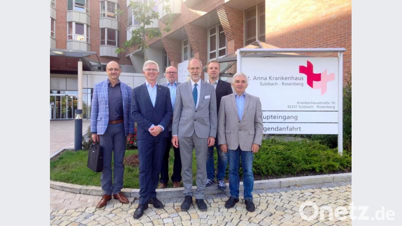 Vor der Podiumsdiskussion zeigte Krankenhausvorstand Klaus Emmerich (Vierter von links) MdB Andrew Ullmann (Zweiter von rechts), Aufsichtsrat Dr. Martin Pöllath (links), Drittem Bürgermeister Hans-Jürgen Reitzenstein (Dritter von links), FDP-Ortsvorsitzendem Christian Weiß (Zweiter von rechts) und Kreisrat Hans Pickel (rechts) das Krankenhaus. Die Besucher interessierten sich besonders für den Fortschritt der laufenden Baumaßnahmen. Bild: gac
