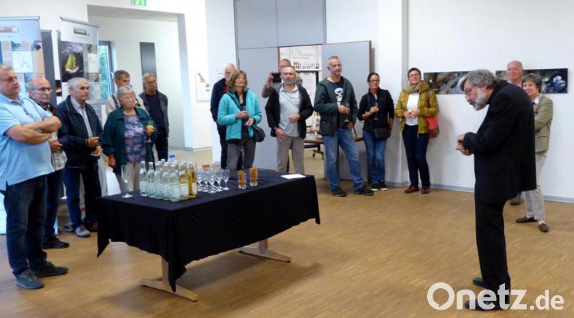 Viele Besucher kommen zur Vernissage der Sonderausstellung mit Peter Hofmann (rechts) ins Geo-Zentrum. Bild: Schönberger, Ferdinand [fsb]