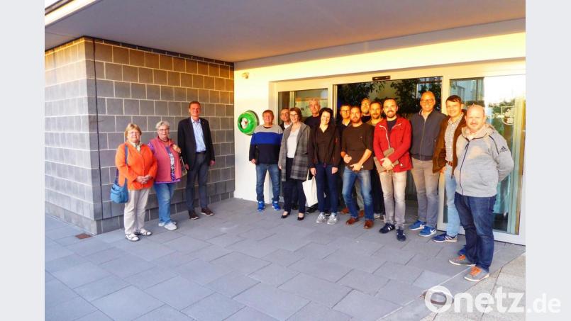 Die Gemeinderäte überzeugen sich von den Veränderungen im Eingangsbereich des Rathauses. Besonders sinnvoll wird der Anbau eines Defibrillators für Notfälle erachtet. Bild: adj