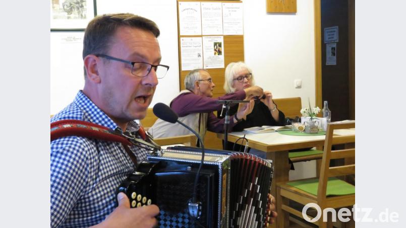 Viel Spaß hatten die Gäste beim Literarischen Abend mit den Interpreten Christl Schemm und Manfred Brunner (hinten) sowie den Liedern von Reinhard Artmann, die vom einfachen Leben erzählten. Bild: ubb