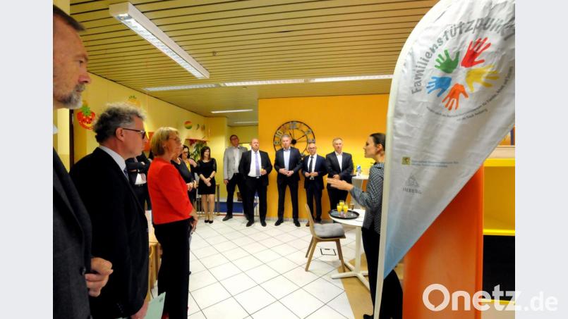 Yvonne Straller-Höhlein (rechts) gibt in den Räumen des Kinderschutzbundes einen Einblick in das Angebot des Familienstützpunktes. Am Freitag wurde Einjähriges gefeiert. Es schloss sich ein Tag der offenen Tür im Mühlhof 3 an. Bild: Stephan Huber