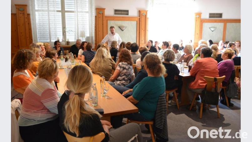 Hahn im Korb: Bürgermeister Alwin Märkl inmitten von rund 70 Frauen aus der ganzen Gemeinde. Der Rathauschef gab zu aktuellen Themen der Kommunalpolitik Auskunft. Bild: gri