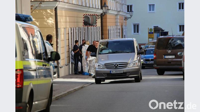 Nach einem Wohnungsbrand in einem Mehrfamilienhaus in Regensburg hat die Polizei am Mittwoch, 18. September 2019, zwei Tote gefunden. Bild: Alexander Auer