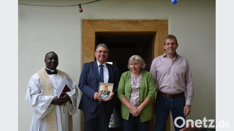Pfarrvikar Everest Lubuulwa und Freihungs erster Bürgermeister Norbert Bücherl gratulierten den Wirtsleuten Claudia Kummer-Götz und Andreas Götz zur Eröffnung der Bierwirtschaft an der Vilsquelle (von links). Bücherl überreichte ein Marktwappen aus Ton als Geschenk. Bild: inl