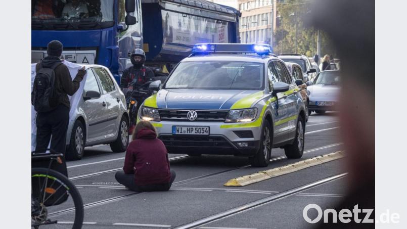 Eine Demonstrantin blockiert den Verkehr auf dem Baseler Platz in Frankfurt am Main. Bild: Boris Roessler