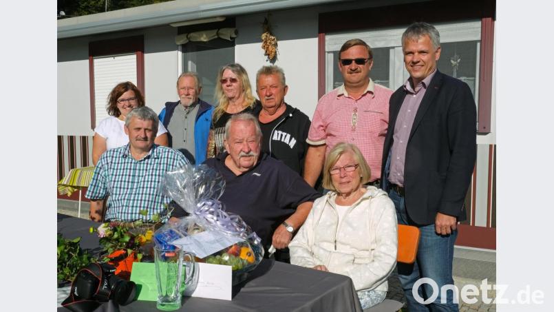 Günter Müller (vorne, Mitte) ist am Campingplatz Gaisweiher auch unter dem Pseudonym "Kaiser Wilhelm" bekannt. Seit 44 Jahren ist der dienstälteste und mittlerweilen 80 Jahre alte Camper in Flossenbürg zu finden. Bild: nm
