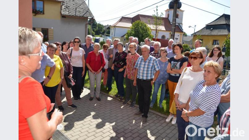 Ein Stadtführer machte die Gäste aus der Gemeinde Schwarzach mit der Geschichte der Stadt Klatovy vertraut. Bild: ga