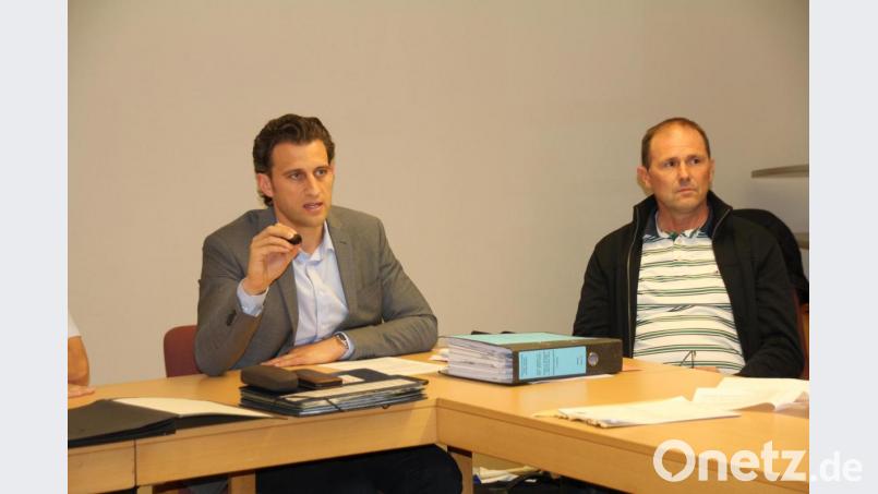 Frank Viehmann (links) und Joachim Ripper, Mitarbeiter beim Staatlichen Bauamt Amberg-Sulzbach, standen dem Gemeinderat Rede und Antwort und erläuterten den derzeitigen Planungsstand. Bild: frd