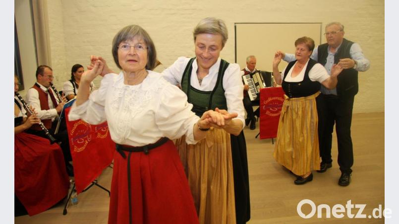 Immer wieder sucht sich Hedwig Bauer (2. von links) einen oder eine Tanzpartnerin. Die Tanzleitung haben Hermann und Brunhilde Burger (von rechts) inne. Musikalisch begleitet wird der Kirchweih-Abend von der &quot;Tanzlmusik&quot; der Großkonreuther Blasmusik. Bild: wro