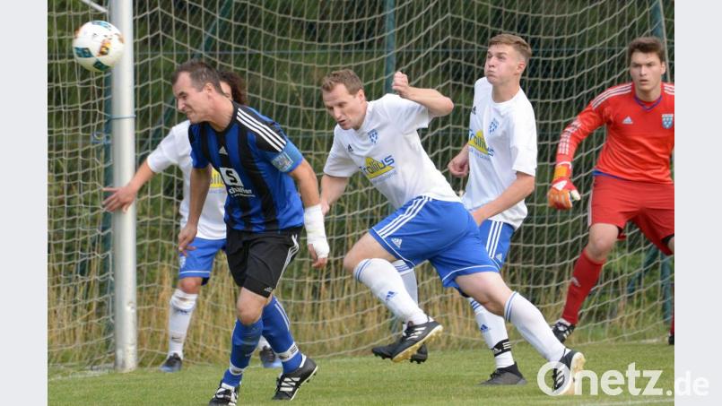 Augen zu und durch heißt die Devise beim SV Raigering (vorne links Manuel Jank). Zu Gast am Samstag im Pandurenpark ist Spitzenreiter SV Hahnbach. Bild: ref