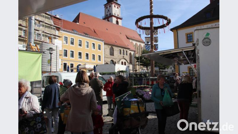 Noch ein bisschen besser als sonst besucht zeigt sich am Freitag der Wochenmarkt auf dem Luitpoldplatz. Bild: cog