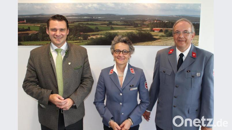 Adelheid Baronin von Gemmingen (Mitte) und Kreisbeauftragter Robert Stich (rechts) tauschen sich mit Landrat Thomas Ebeling über die Dienste der Malteser aus. Bild: exb/Hans Prechtl