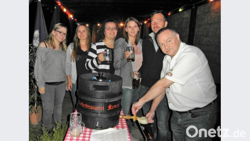 Klaus Scherer zapfte das Bier, mit dem er mit Präsident Klaus Wegmann und einigen aktiven Damen des Carnevalvereins (von rechts) auf eine erfolgreiche Session 2019/20 anstieß. Bild: hl