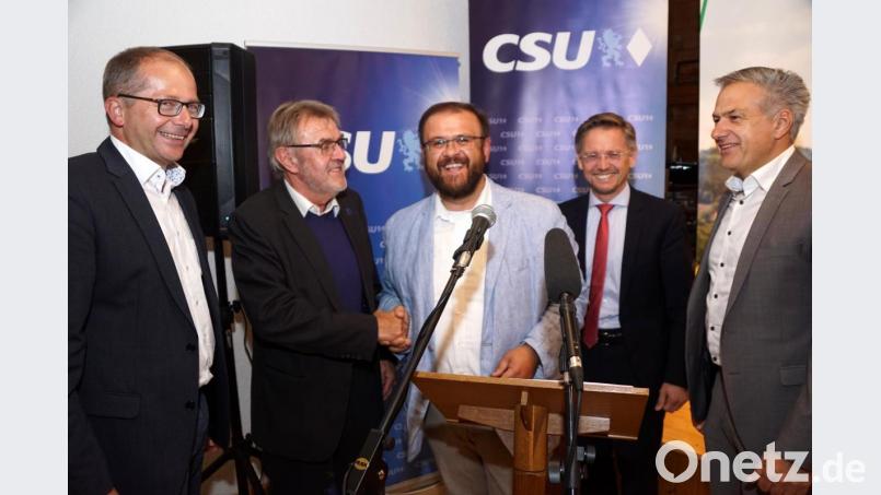 Amtierender Bürgermeister Josef Etterer gratulierte Johann Walter (Zweiter und Dritter von links) für seine jetzt endgültige und einstimmige Nominierung zum Bürgermeisterkandidaten. Den Glückwünschen schlossen sich Kemnaths CSU-Bürgermeisterkandidat Roman Schäffler, Landtagsabgeordneter Tobias Reiß und Landratskandidat Roland Grillmeier (von links) an. Bild: bkr