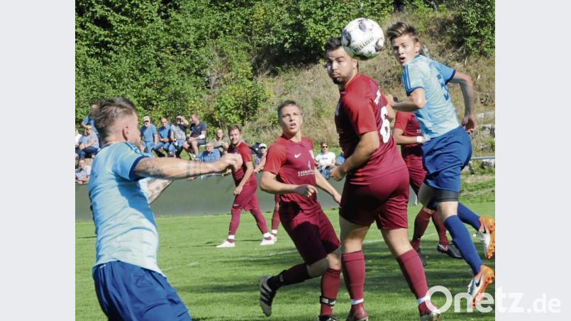 Der Waldershofer Christian Heinrich (rot, Zweiter von rechts) setzt zum Kopfball an und der Konnersreuther Tobias Rosner (rechts) kommt zu spät. Die Partie gewann Konnersreuth mit 5:2. Am Samstag kommt es in der Kreisliga zum Spitzenspiel, wenn Tabellenführer TSV den Tabellenzweitern TuS Erkersreuth empfängt. Bild: heh
