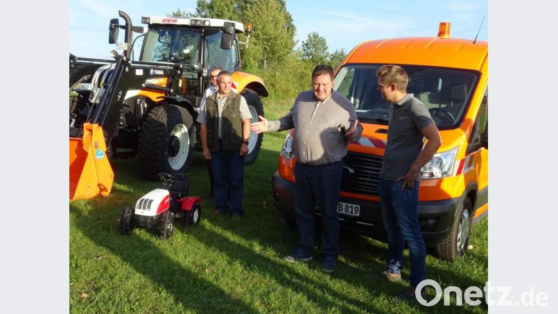 Der Fensterbacher Bauhof hat zwei neue Fahrzeuge erhalten. Zu Beginn der Sitzung wurden sie den Gemeinderäten von Bürgermeister Christian Ziegler (Mitte) vorgestellt. Ein Traktor im Wert von über 100 000 Euro wurde von Thomas Igl (rechts), Juniorchef einer Pfreimder Landtechnikfirma, ausgeliefert. Hinzu kam ein Ford Transit, der primär für den Klärwärter gedacht ist. Er repräsentiert einen Wert von nahezu 30 000 Euro und ist auf seiner Plattform komplett werkstattmäßig eingerichtet. Bild: Houschka
