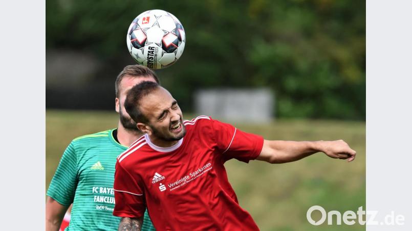 Es wird am Sonntag im Vohenstraußer Sportzentrum zur Sache gehen: Tabellenführer SpVgg Vohenstrauß (vorne Sven Krichenbauer) hat die große Chance, mit dem FC Tremmersdorf einen der ärgsten Konkurrenten abzuschütteln. Bild: Büttner, Gerhard