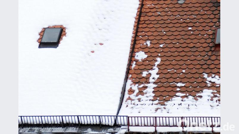 Gedämmt und ungedämmt: Zwei Altbau-Dächer in in München. Bild: Marc Müller
