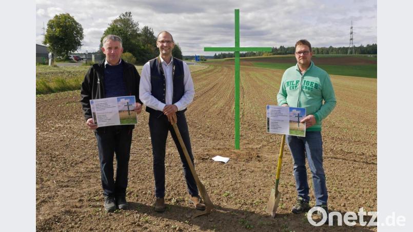 Martin Härtl, Ely Eibisch und Stephan Schübel, von links, haben auf einem Feld bei der Mitterteicher Eishalle ein Zeichen in Form eines grünen Kreuzes gesetzt. Bild: tr