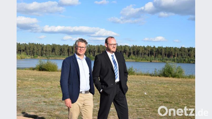Philipp Bahnmüller (links) und Landrat Andreas Meier diskutieren an den Baggerseen bei Dießfurt, ob und wie dort Naturschutz und Badevergnügen miteinander vereinbar sind. Bild: exb
