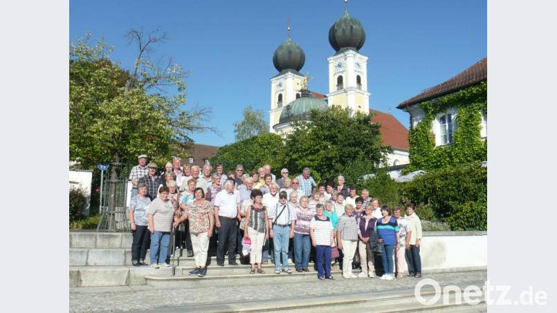 Die Reisegruppe des Seniorentreffs Winklarn/Thanstein vor der Klosterkirche in Metten Bild: amö