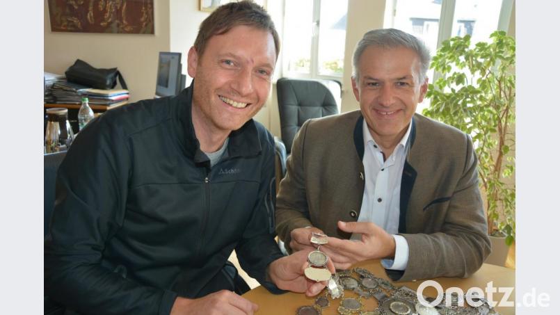 Ein letztes Mal präsentierte Matthias Wiendl (links) Bürgermeister Roland Grillmeier seiner Kette als amtierender Landesschützenmeister, die er jetzt bei vielen öffentlichen Anlässen ein Jahr lang tragen durfte. Am Sonntag wird Matthias Wiendl die Kette wohl ein letztes Mal öffentlich tragen, wenn in der Landeshauptstadt der große Trachten- und Schützenfestzug zum Auftakt des Oktoberfestes stattfindet. Bild: jr