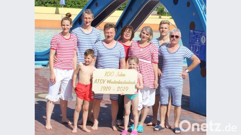 100 Jahre ATSV: Zum Jubiläum präsentierte sich der Verein beim Sponsorenschwimmen in Badekleidung von anno dazumal. Bild: exb