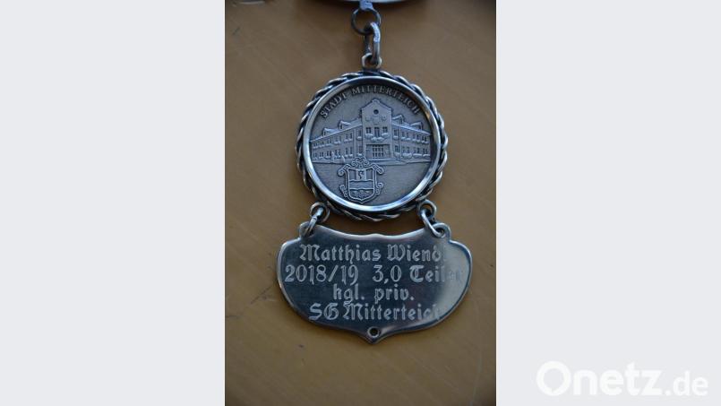 Matthias Wiendl und die Stadt Mitterteich haben sich mit diesen Medaillons auf der Landesschützenkette verewigt. Die Stadt Mitterteich hat dafür generös die Kosten übernommen, zumal dies eine einmalige Werbung für die Stadt ist. Bild: jr