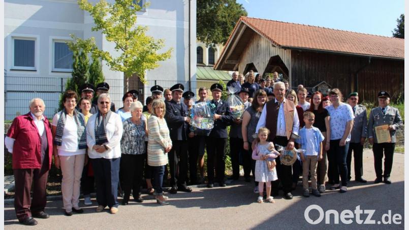 Anton Lößl im Kreise der vielen Gratulanten Bild: exb/Franz Bucher