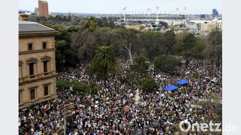 Teilnehmer versammeln sich zur Fridays-for-Future-Demonstration in Melbourne. Foto: James Ross/AAP Bild: James Ross