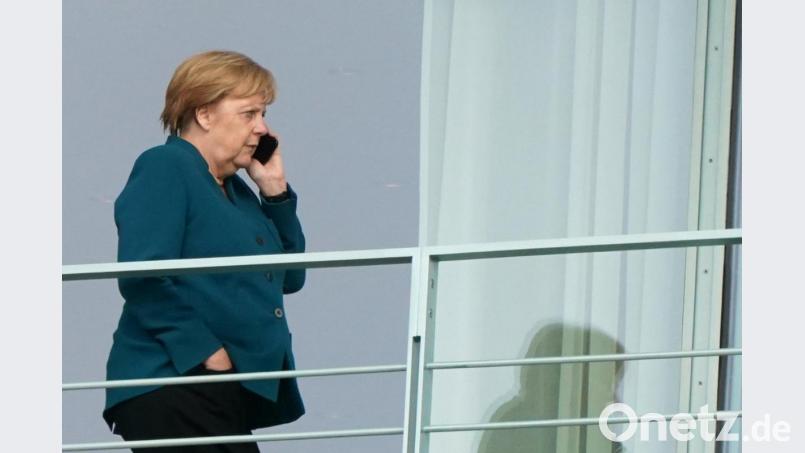 Marathonsitzung: Bundeskanzlerin Angela Merkel telefoniert auf dem Balkon des Kanzleramts. Bild: Kay Nietfeld