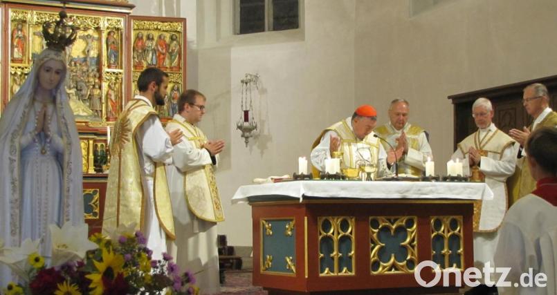 Kardinal Vinko Puljic (Mitte) aus Sarajevo war Prediger bei der 389.Wallfahrt in Tirschenreuth. Mit am Altar standen (von links) Neupriester Stefan Markovic, der neue Kaplan Daniel Fenk sowie (von rechts) Pfarrer Martin Neumeier, Pater Klaus Kniffki und Stadtpfarrer Georg Flierl. Bild: mdo