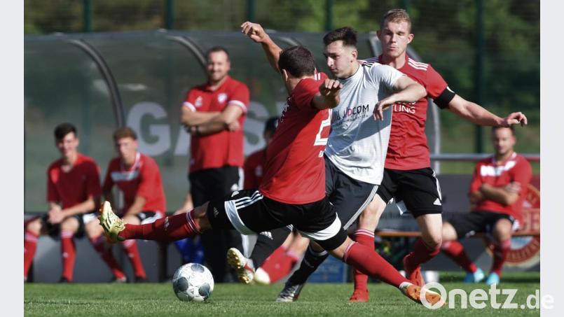 Die SV Grafenwöhr (im Bild Patryk Bytomski) spielte zuletzt ihre Treffer ansehnlich heraus, aber hinten schießt die Mannschaft einfach zu viele „Böcke“. In Straubing muss der Abwehrverbund konzentrierter zu Werke gehen als zuletzt. Bild: Büttner