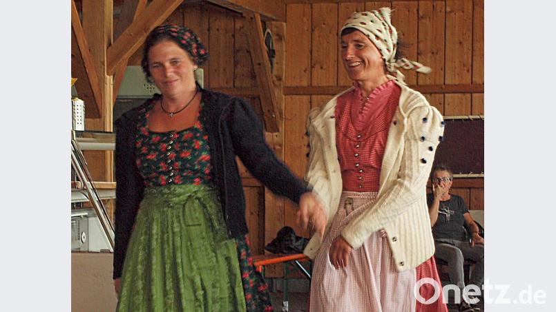 Eine Modenschau der besonderen Art zeigte flotte Dirndl aus den Fünfzigern, natürlich mit passendem Kopftuch. Bild: sön