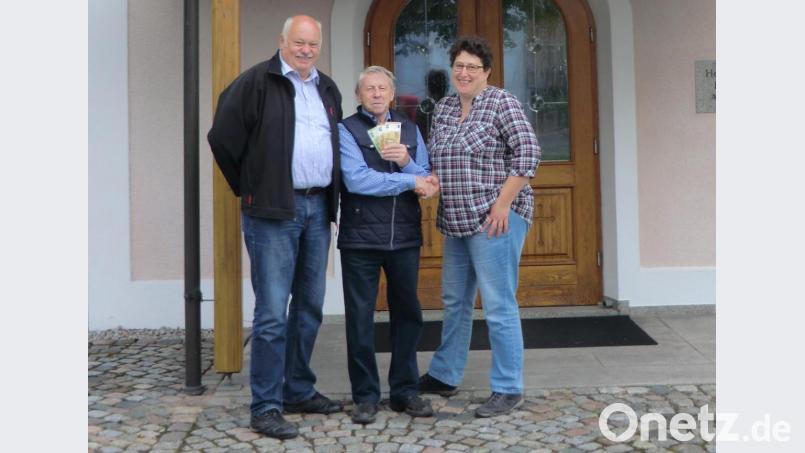 Frauenbund-Vorsitzende Andrea Zeitler übergab 200 Euro an Vorsitzenden Adolf Legath und Reinhold Meyer (von rechts) vom Kapellenverein in Reuth. Bild: rpp