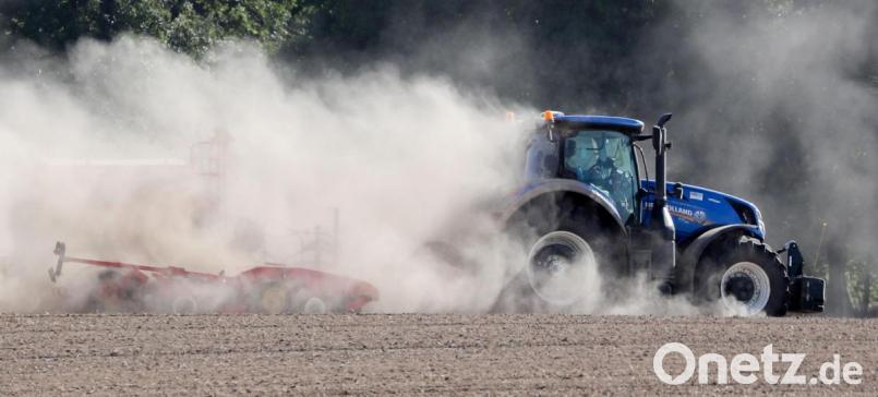 Ein Landwirt ist von seinem Traktor gefallen und von dem Fahrzeug überfahren worden. Er trug tödliche Verletzungen davon. Bild: Jan Woitas/dpa