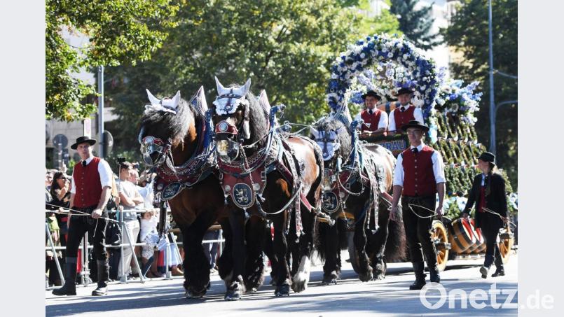 Eine Brauereikutsche mit Bierfässern fährt beim Einzug der Wiesnwirte zum Oktoberfest. Bild: Angelika Warmuth/dpa