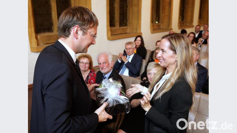 Minister Hans Reichhart (links), zuständig in Bayern für die Ressorts Bauen und Wohnen, hat seinen Staatsempfang im Bauhaus-Jubiläumsjahr in Amberg veranstaltet. Sharon Golan Yaron (rechts), eine gebürtige Ambergerin und nun Programmdirektorin des White City Centers in Tel Aviv, spricht über das Erbe des Bauhauses in Israel. Bild: Wolfgang Steinbacher